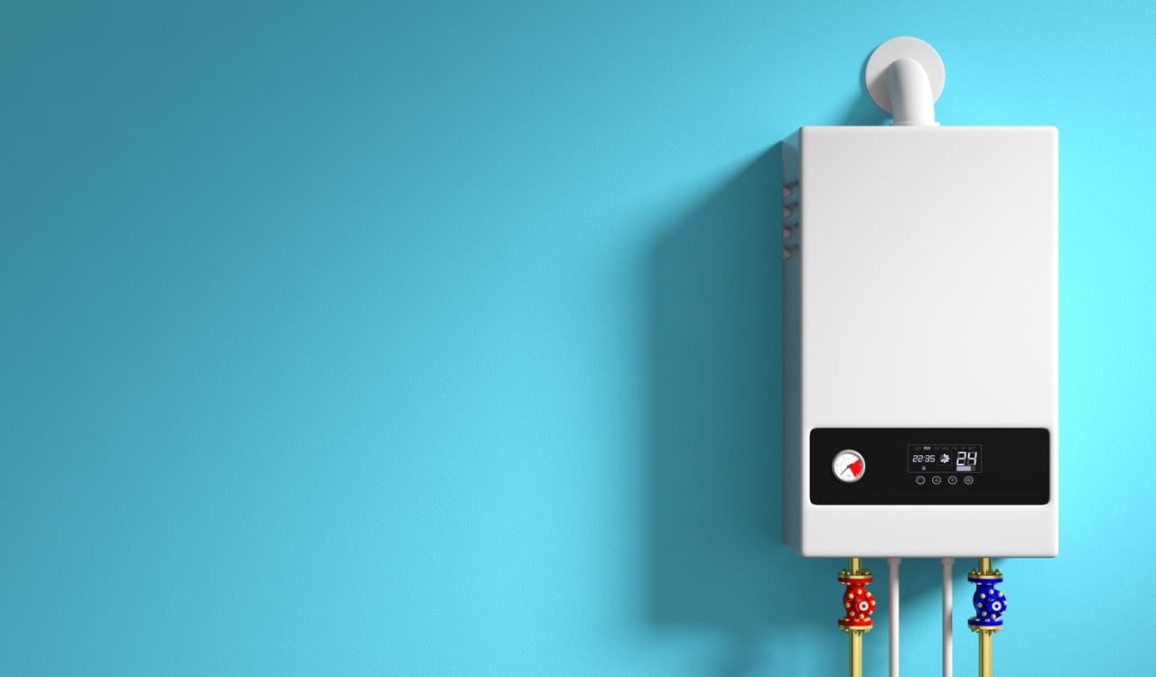 Un tecnico controlla una moderna caldaia a condensazione.