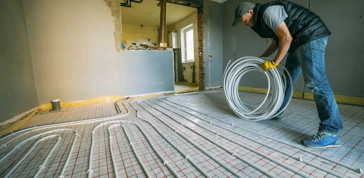 Installazione di tubi for the riscaldamento a pavimento prima della posa del massetto.