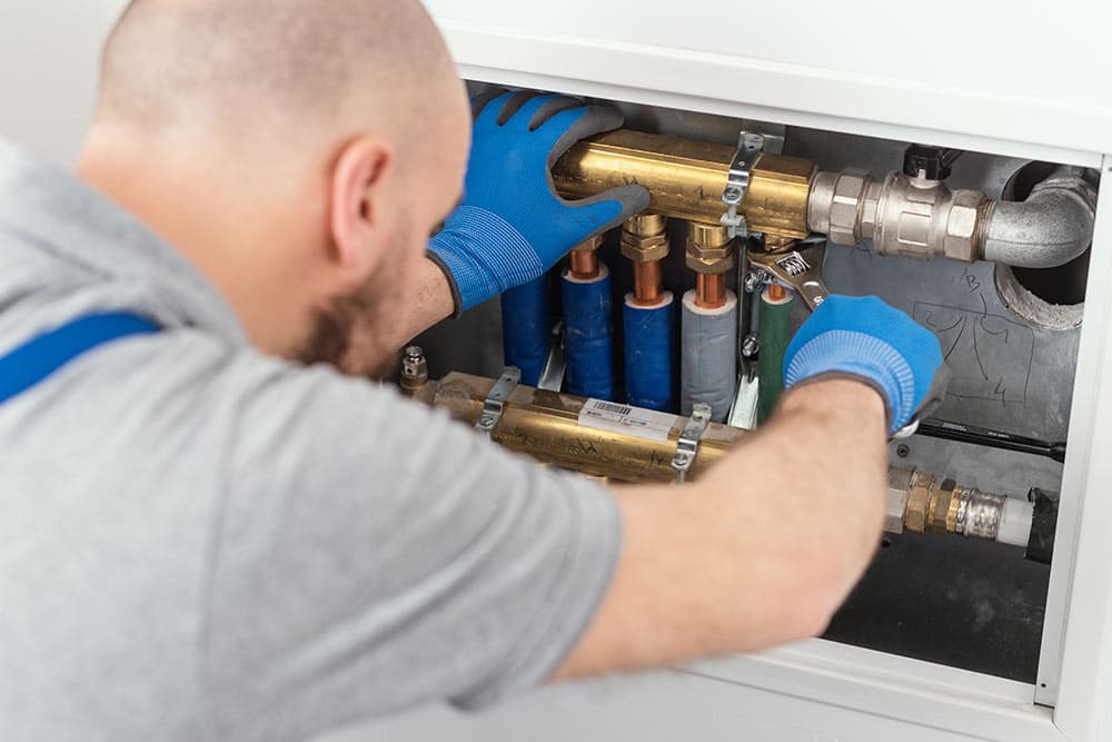 Nuove tubature in PVC installate in una parete durante una costruzione.